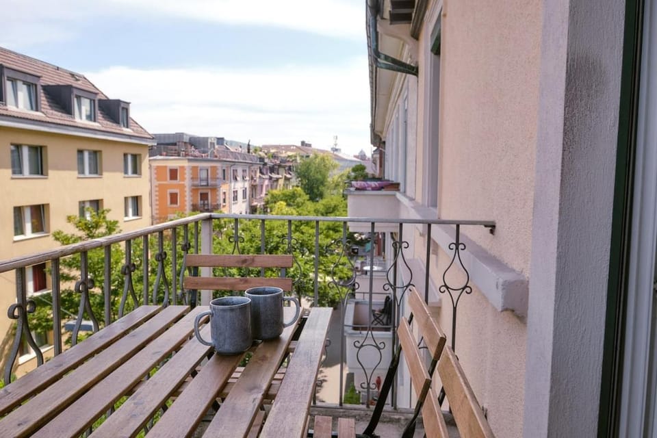 Modern city apartment with balcony - Limmatplatz Apartment in Zurich City