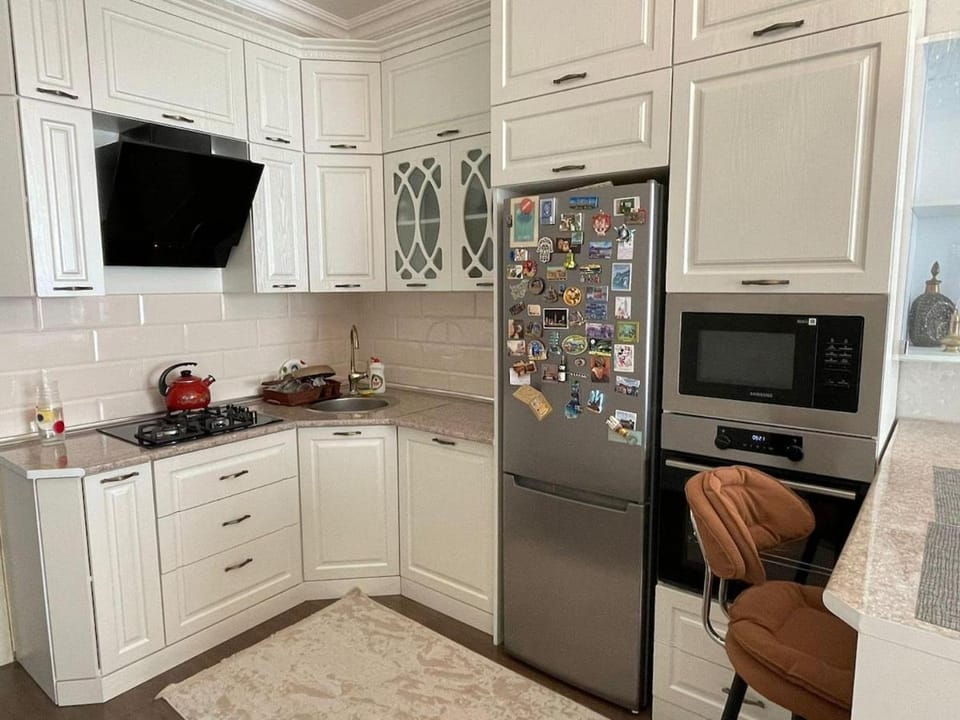 Kitchen or kitchenette, oven