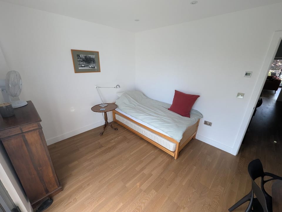 Quiet Highgate penthouse room Vacation rental in London