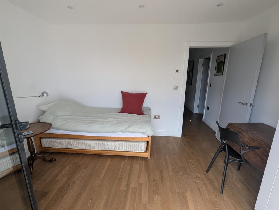 Quiet Highgate penthouse room Vacation rental in London
