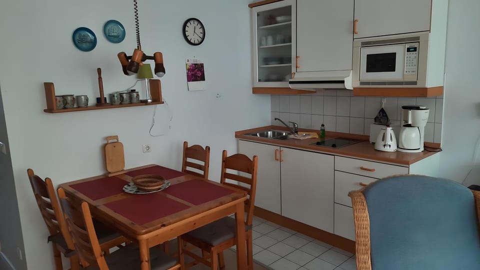 Property building, Kitchen or kitchenette, Living room