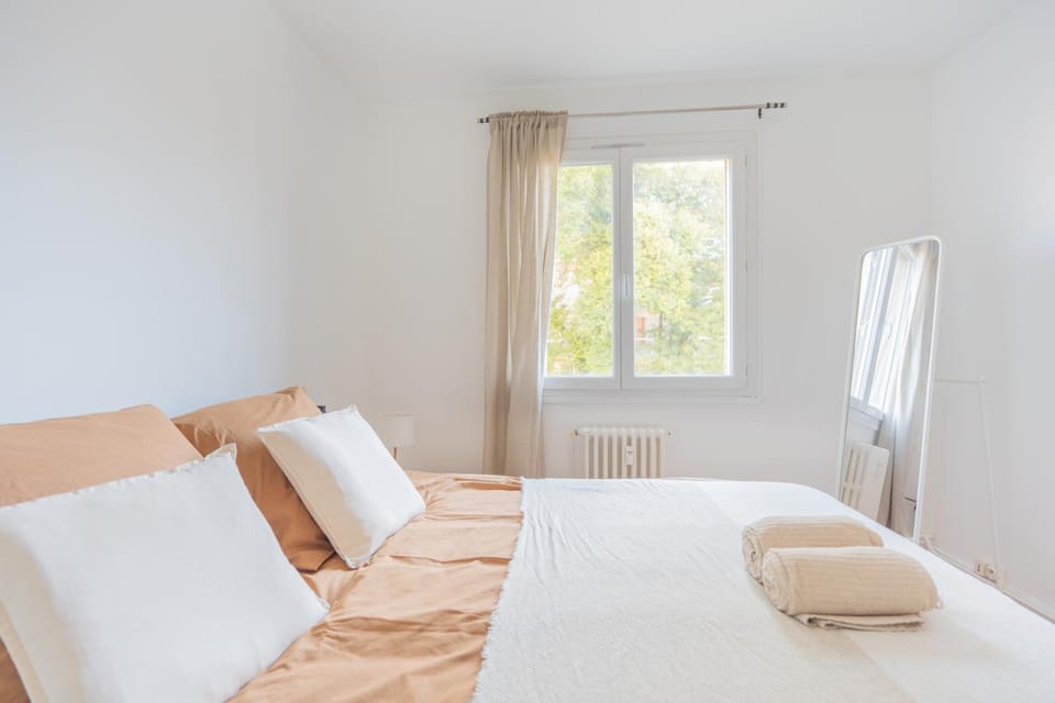 Bed, Bedroom, towels
