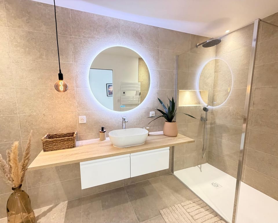 Shower, Bathroom, Decorative detail, towels