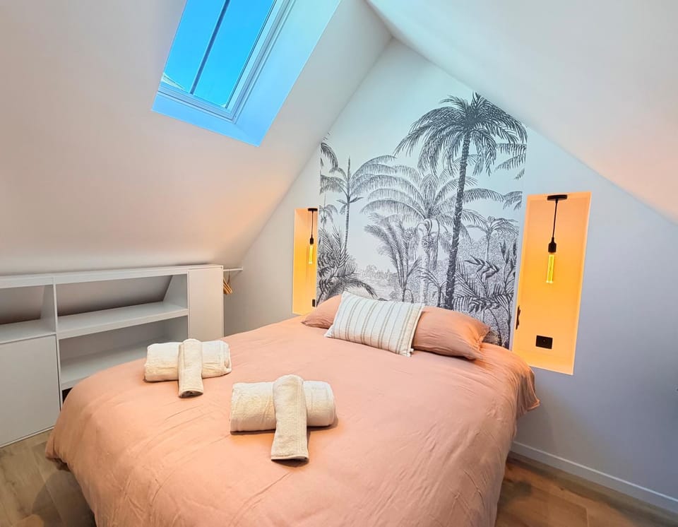Toilet, Bed, Night, People, People, Coffee/tea facilities, Photo of the whole room, Bedroom, Guests, Location, furniture, furniture, towels, washing machine, washing machine, dryer, air conditioner, air conditioner