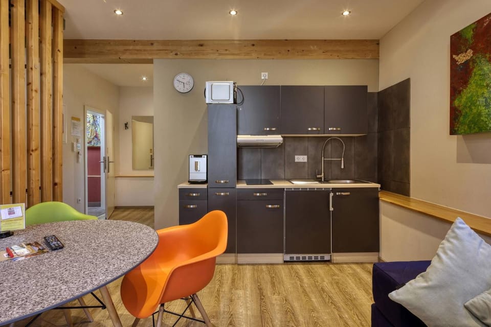 Living room, Decorative detail, Dining area, kitchen