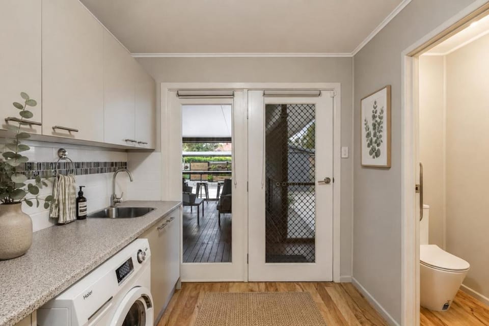 The Gatfield Lodge - Charming 3-Bedroom Retreat House in Toowoomba