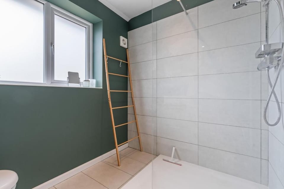 Bracknell - Modern 3 Bed House - Free Parking, Sleeps 5 House in Bracknell