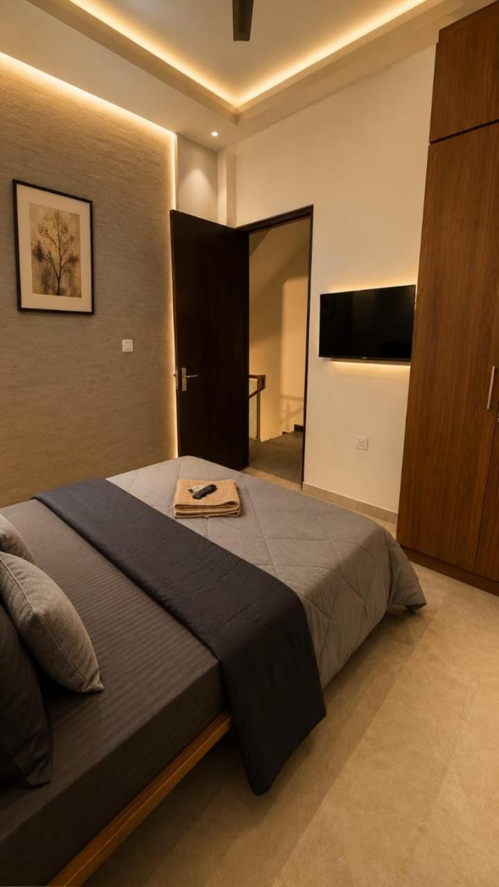 Bed, TV and multimedia, Bedroom