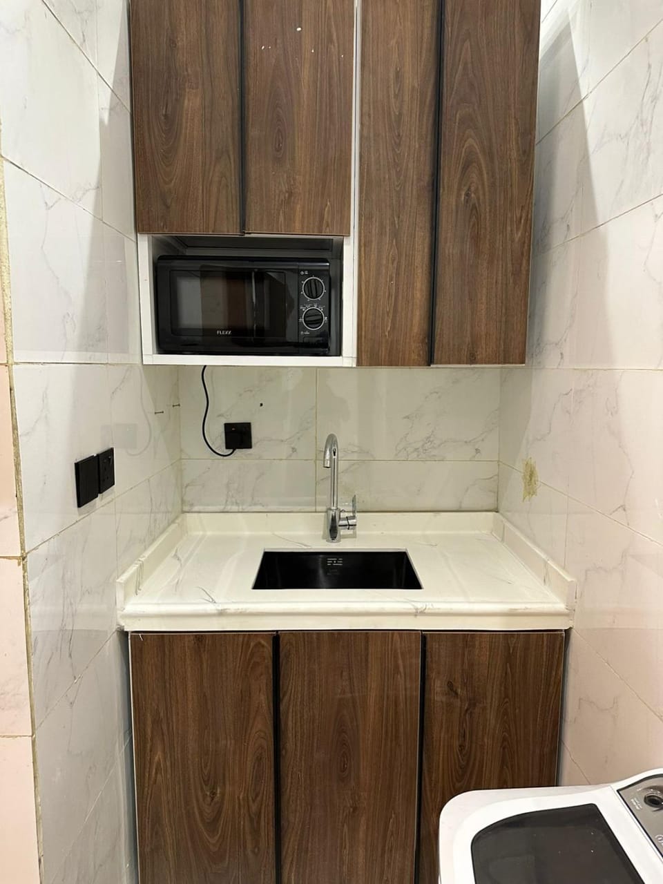 Kitchen or kitchenette, minibar