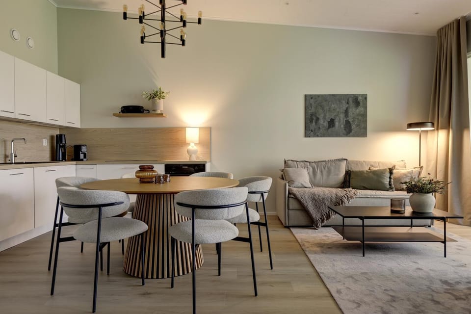 Coffee/tea facilities, Kitchen or kitchenette, Living room, Seating area, Dining area