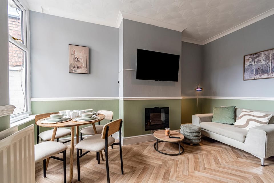 TV and multimedia, Living room, Seating area, Dining area