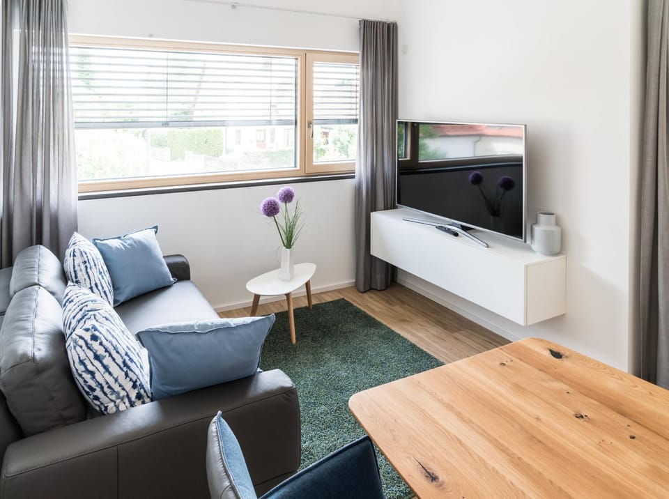 TV and multimedia, Living room, Evening entertainment