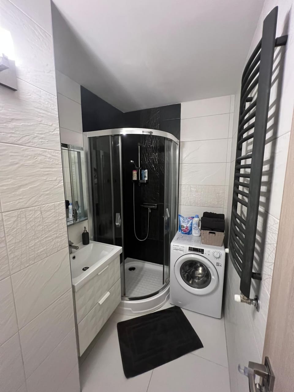 Shower, Bathroom, towels, washing machine