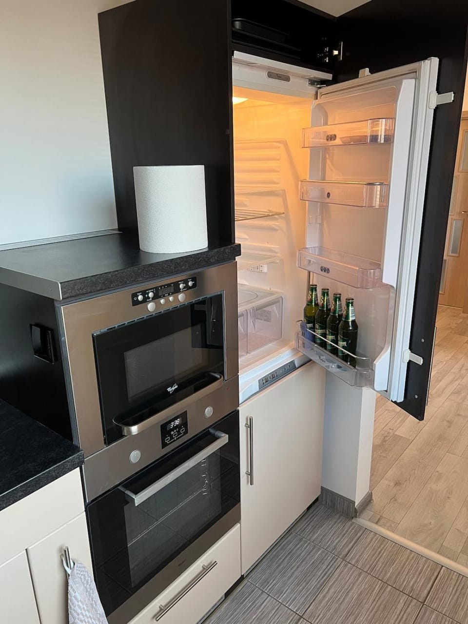 Kitchen or kitchenette, oven