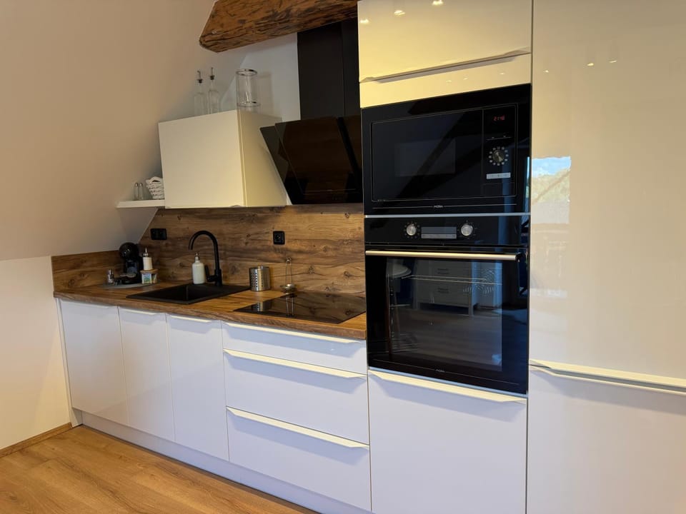 Coffee/tea facilities, Kitchen or kitchenette, dishwasher, oven, stove