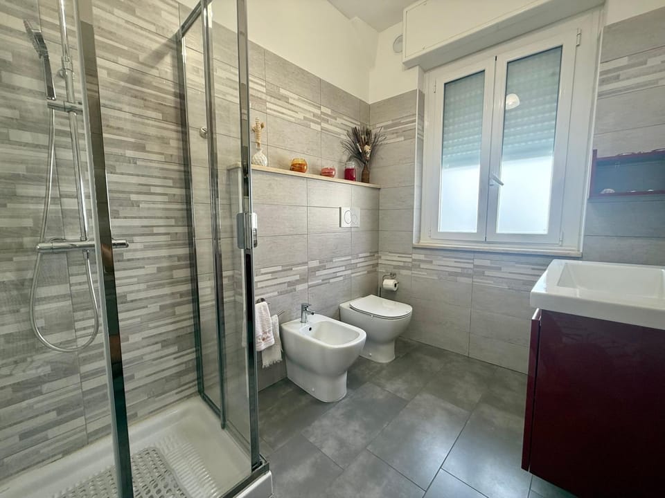 Shower, Toilet, Bathroom, bidet, towels