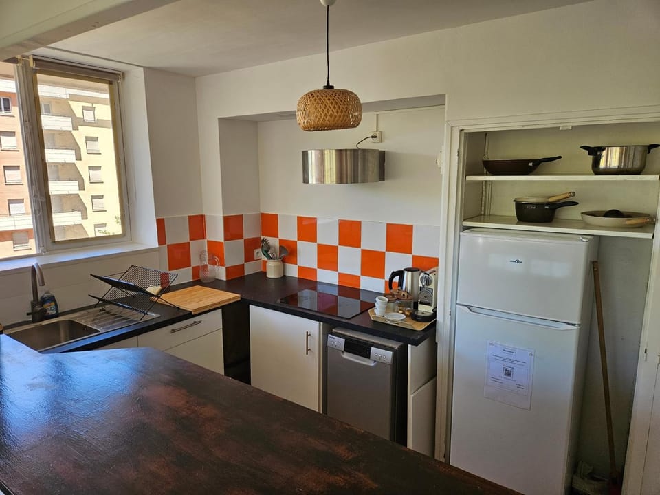 Kitchen or kitchenette, minibar, stove