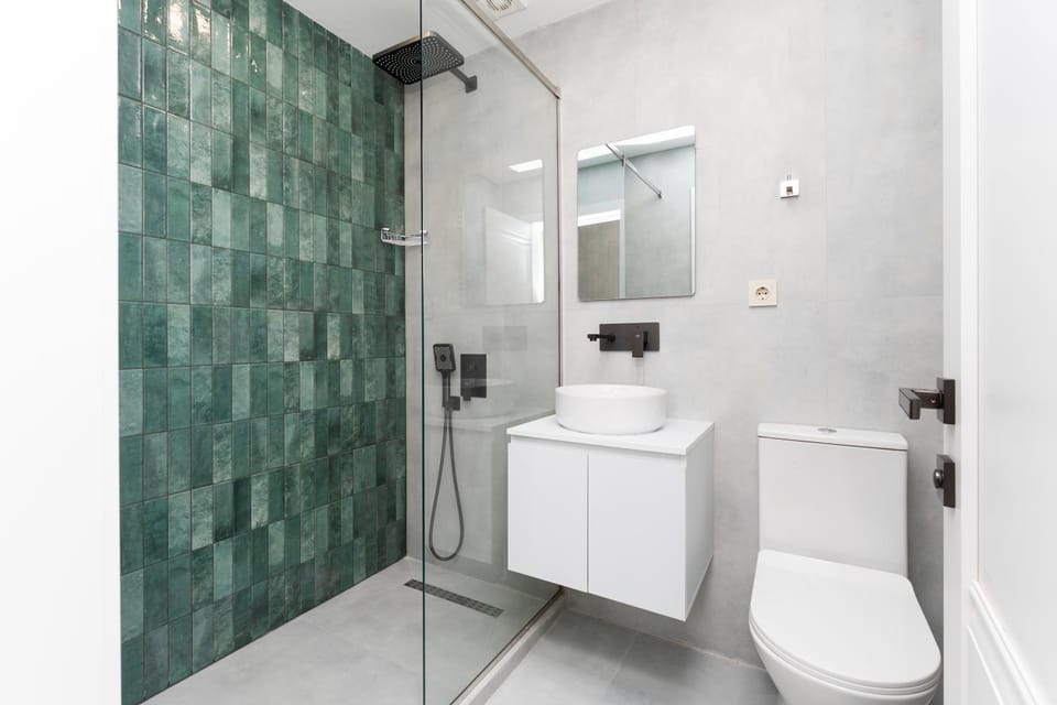 Shower, Toilet