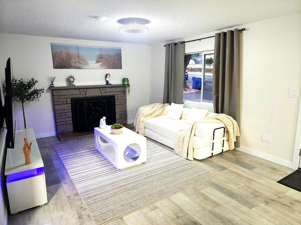 Renovated 2BR Home, Private Patio, Sleeps 6 House in Renton