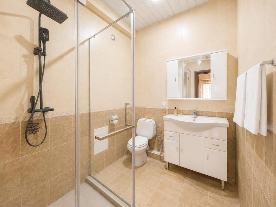 Shower, Toilet, Bathroom, towels