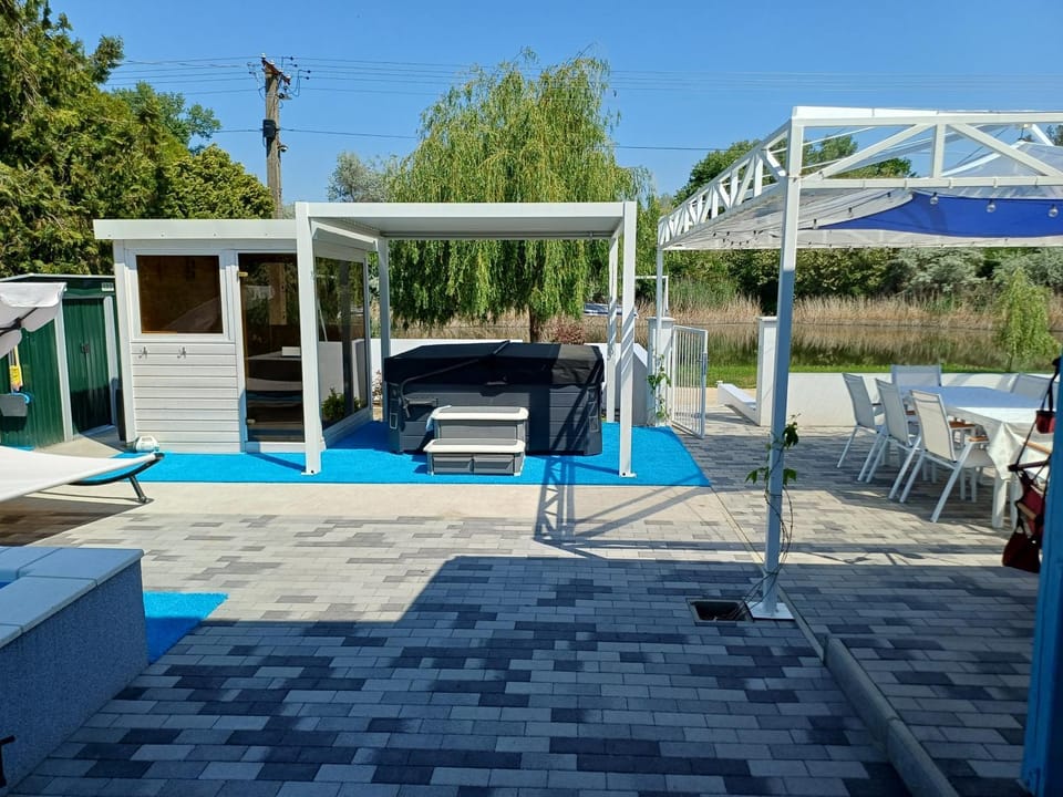 Hot Tub, Sauna