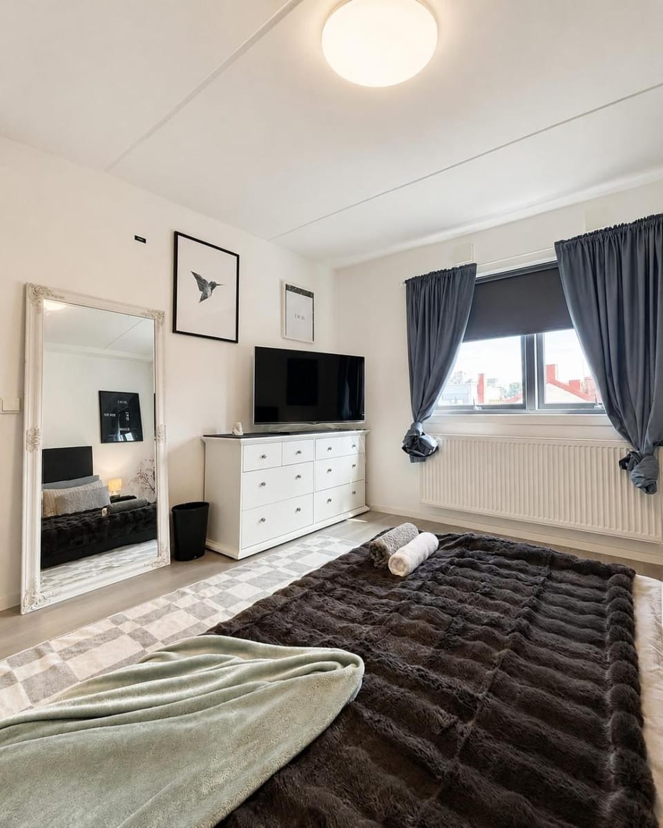 Bed, TV and multimedia, Bedroom