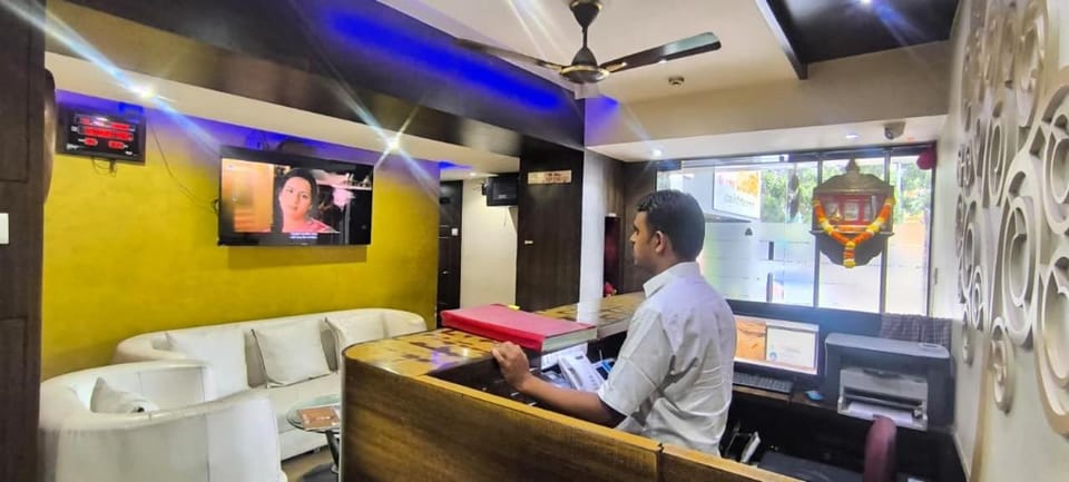 People, TV and multimedia, Lobby or reception, group of guests