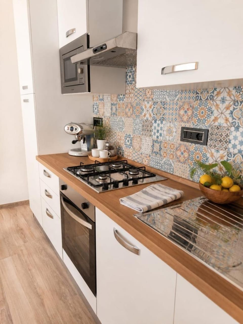 Kitchen or kitchenette, dishwasher