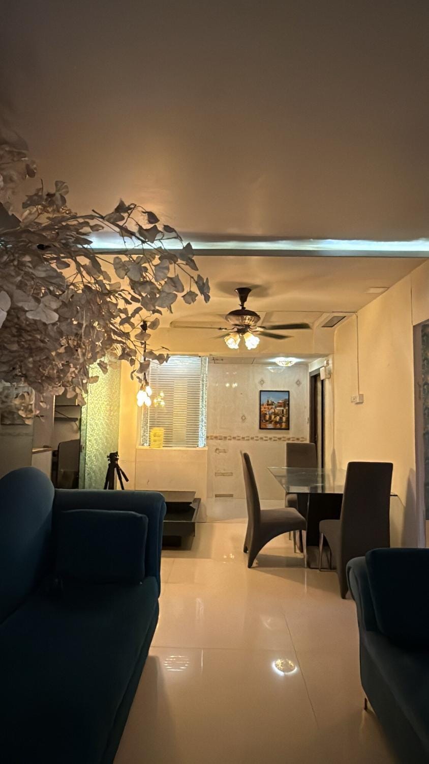 Cosy big size room in a spacious 5BHK Apartment in Mumbai