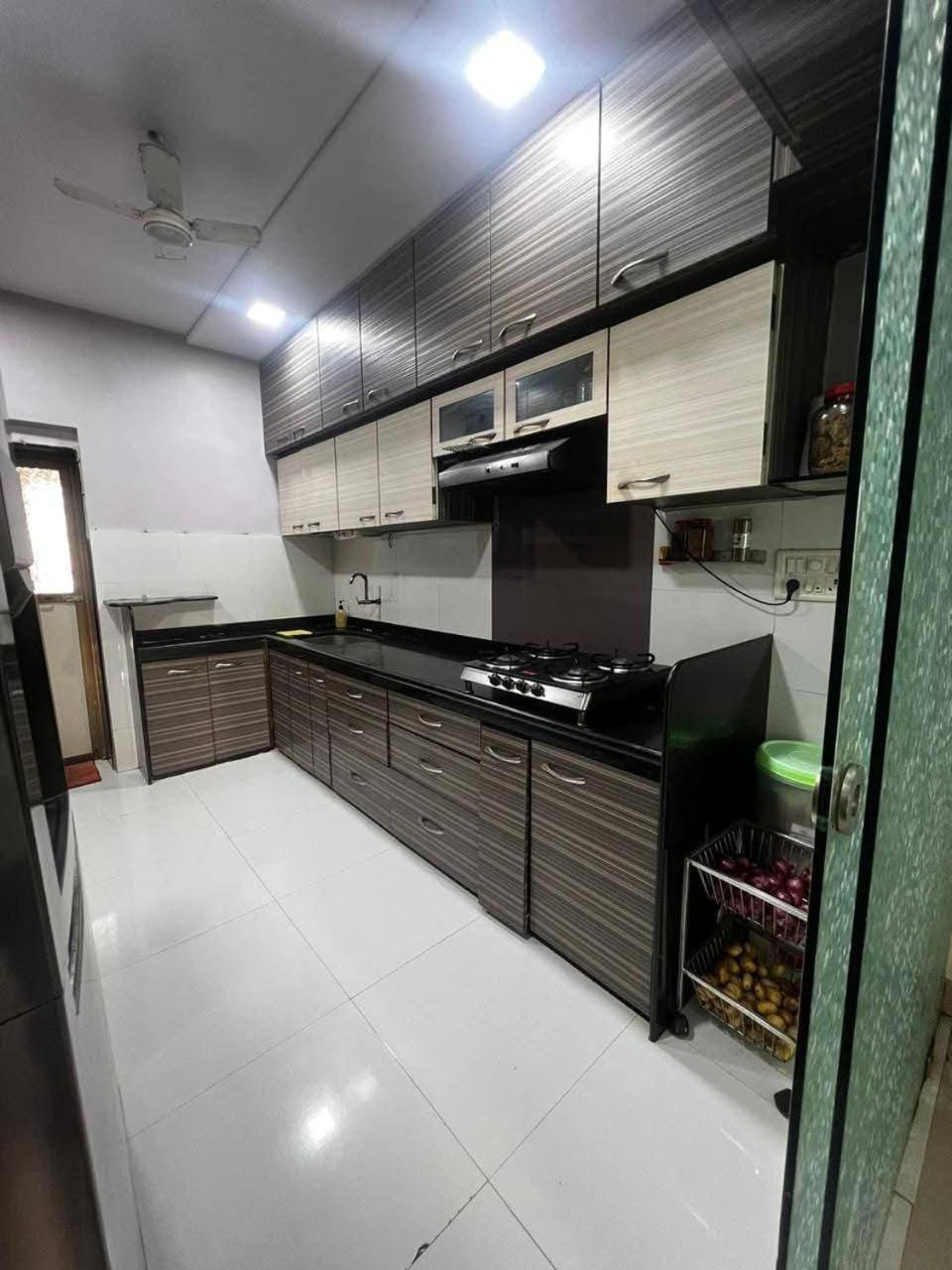 Cosy big size room in a spacious 5BHK Apartment in Mumbai