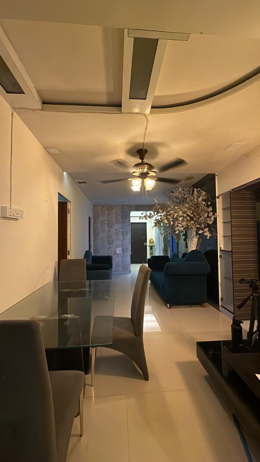 Cosy big size room in a spacious 5BHK Apartment in Mumbai