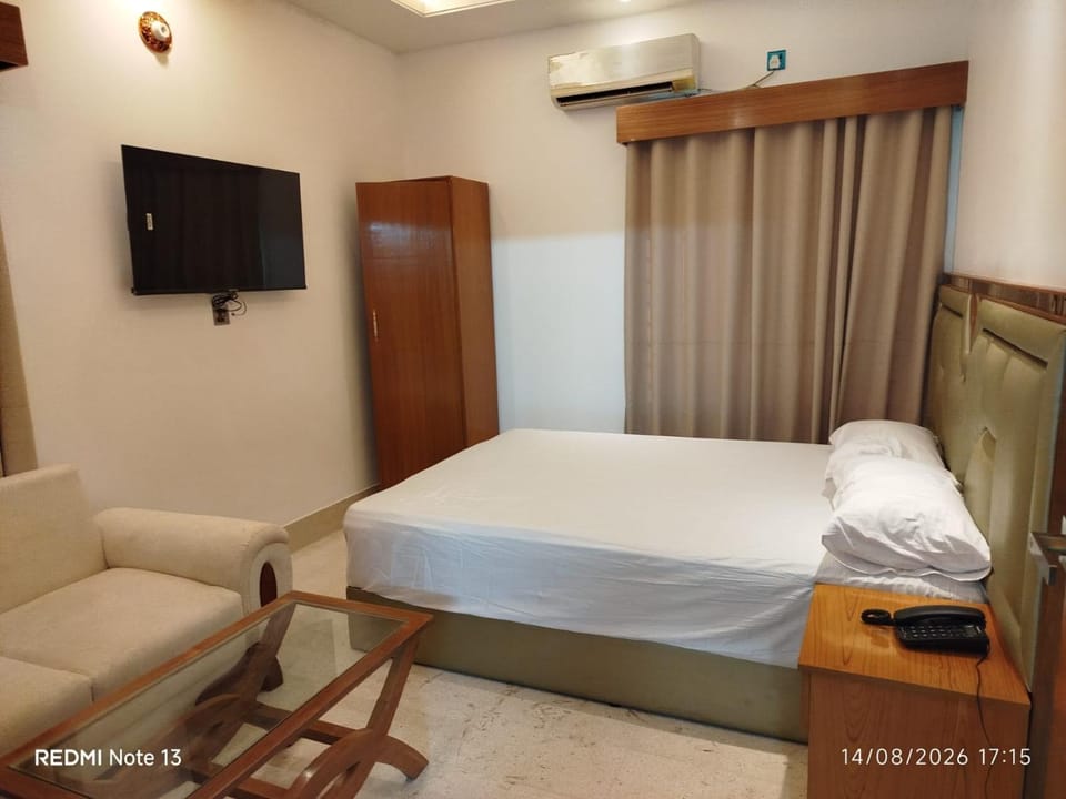 Bed, Living room, Bedroom
