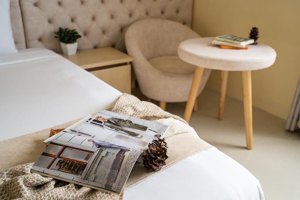 Bed, Photo of the whole room, Seating area