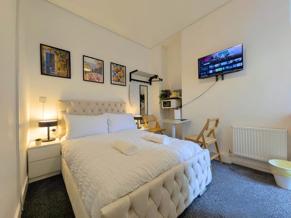Anfield Apartment 5 Min Walk to LFC, Sleeps 13 Apartment in Liverpool