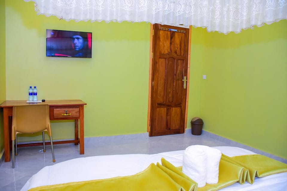 Bed, TV and multimedia, Photo of the whole room, Bedroom