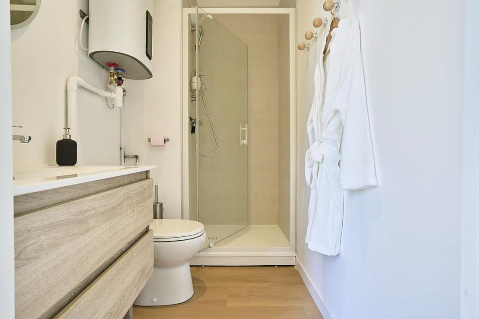 Shower, Toilet, Bathroom, towels