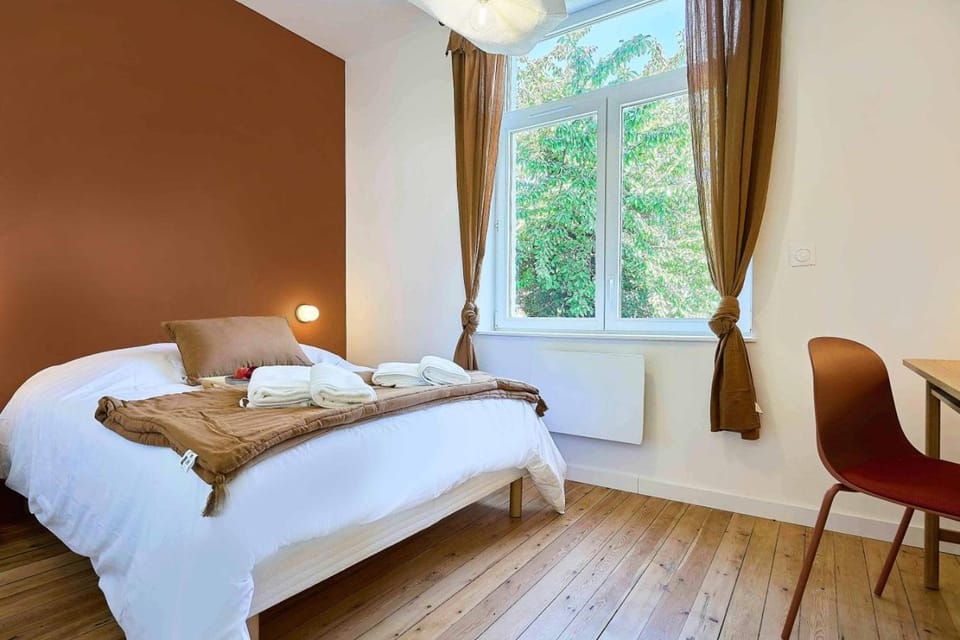 Bed, Photo of the whole room, Bedroom, towels