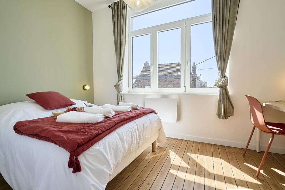 Bed, Photo of the whole room, Bedroom, towels