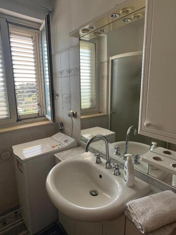 Bathroom, towels