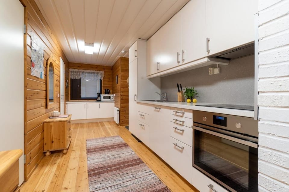 Kitchen or kitchenette, dishwasher, oven