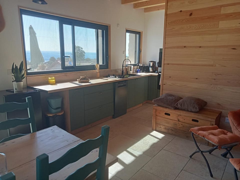 Kitchen or kitchenette, Living room