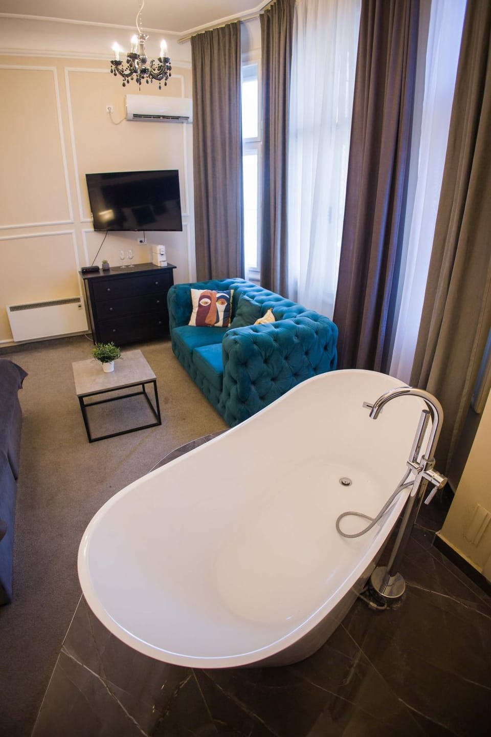 Communal lounge/ TV room, Bed, Hot Tub, TV and multimedia, Living room, Photo of the whole room, Seating area, Evening entertainment, Bedroom