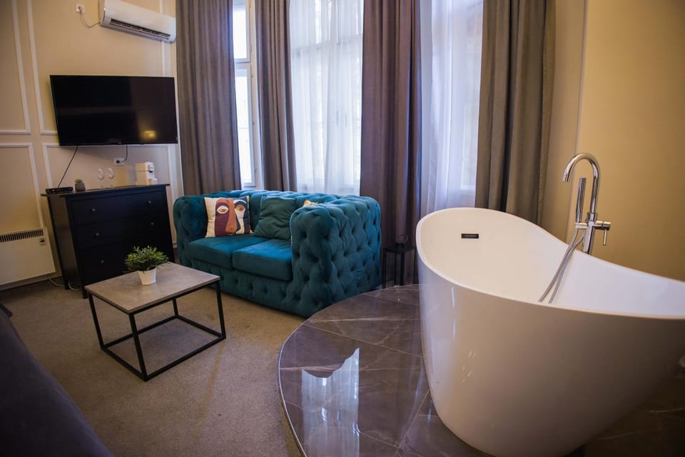Communal lounge/ TV room, Bed, Hot Tub, Hot Tub, Bathroom, TV and multimedia, Living room, Photo of the whole room, Seating area, Evening entertainment, Bedroom, Bath