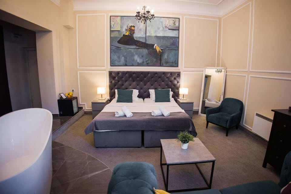 Bed, Living room, Photo of the whole room, Seating area, Bedroom, towels