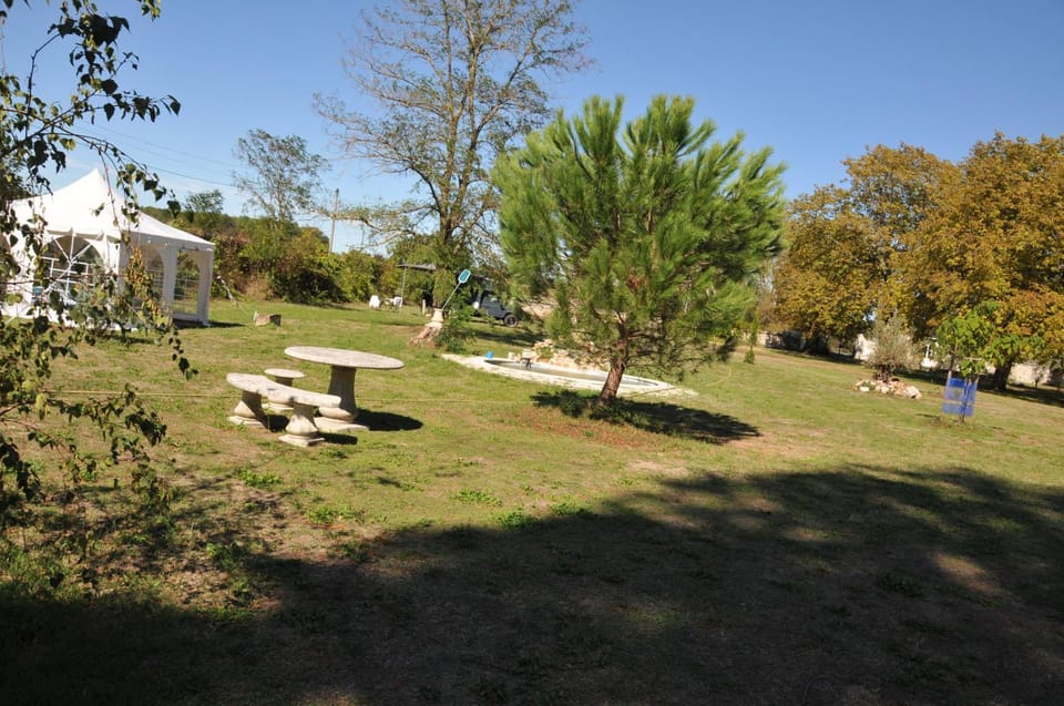 EMPLACEMENT DE CAMPING A LA POMPADOUR avec eau et électricité privatives Campground/ 
RV Resort in Pays de la Loire