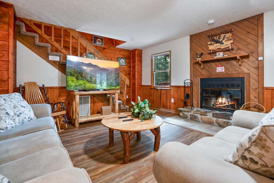 Sevierville Cabin Hot Tub Arcade Sleeps 8 Cabin in Sevier County