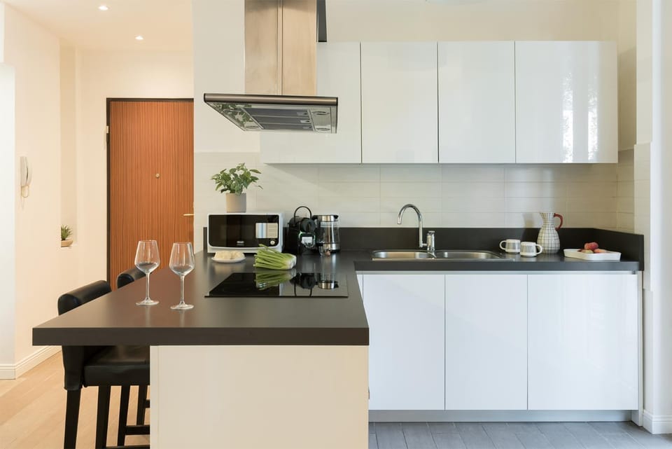 Kitchen or kitchenette, dishwasher, stove