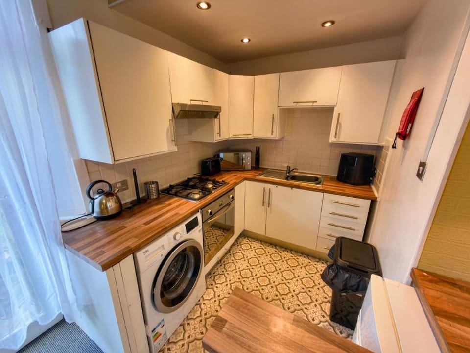 Kitchen or kitchenette, oven, stove, toaster, washing machine