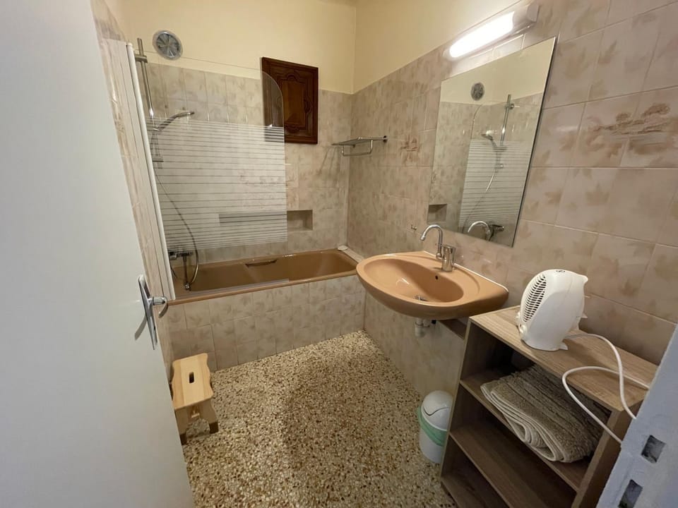Bathroom, Bath, towels
