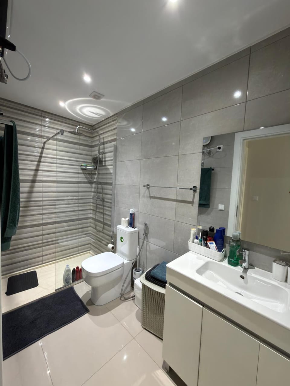 Shower, Toilet, Bathroom, towels